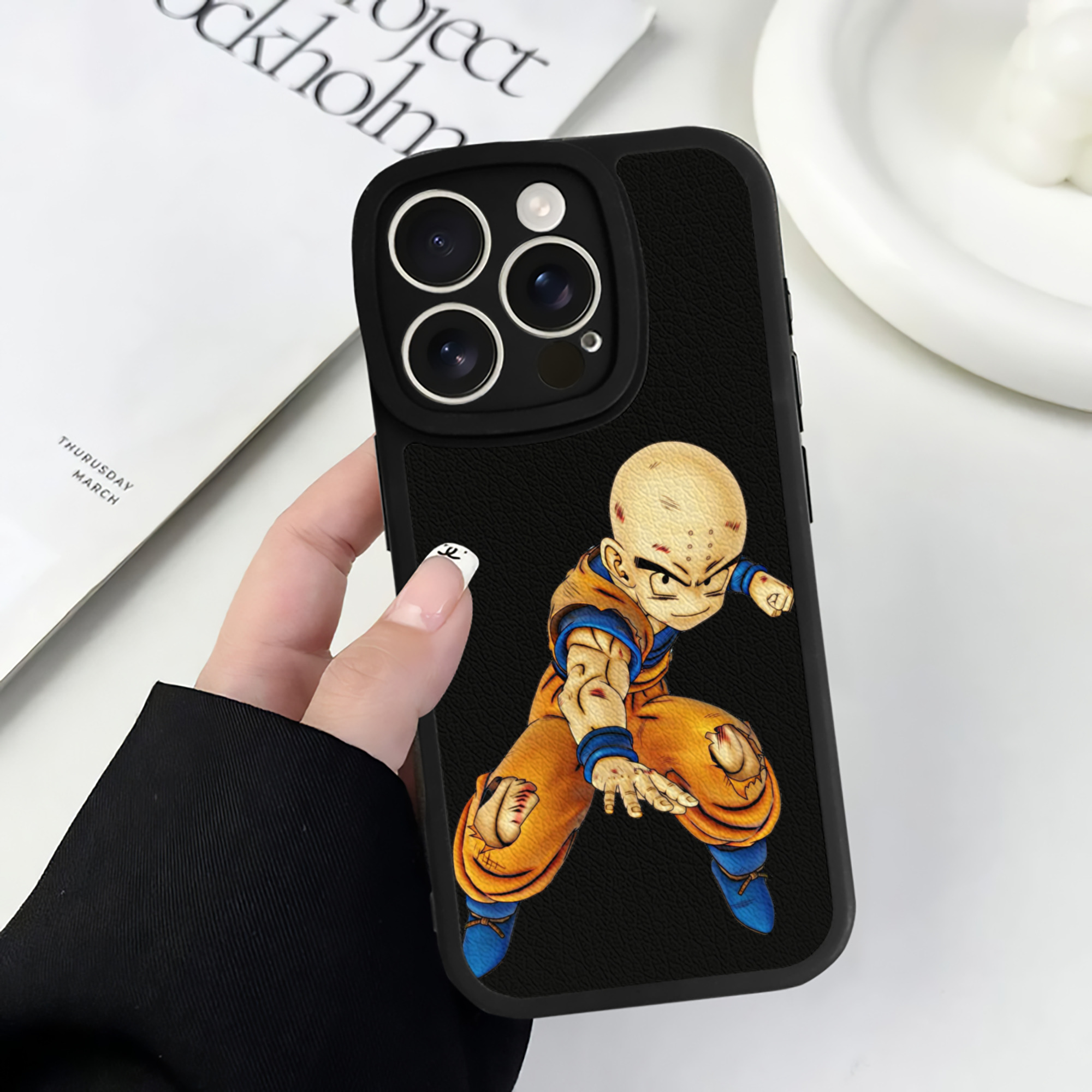 （画像用） ドラゴンボール クリリン DRAGON BALL krillin 【iPhone 16シリーズ対応】シリコンスマホケース（レザー調） 材質：シリコン